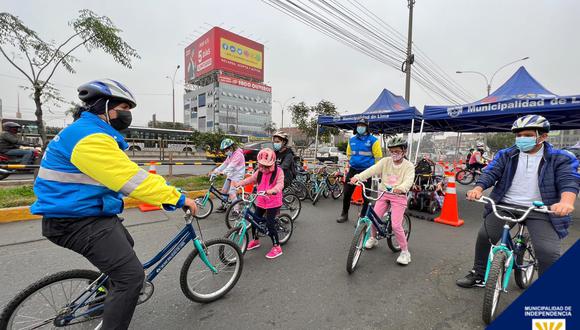 Instructor de ciclismo con estudiantes.  (Foto: Municipalidad de Independencia)