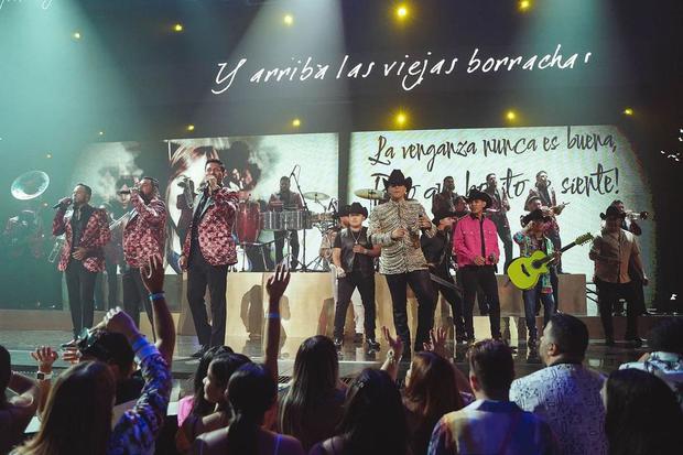 The moment Banda MS and Grupo Firm came together to pay tribute to Jenni Rivera (Photo: Premios Juventud / Instagram)