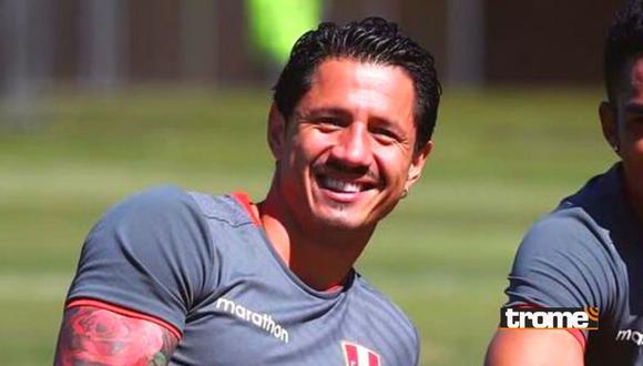 Gianluca Lapadula sonríe al ser 'escueleado' por Christian Cueva y Carrillo en jergas peruanas. (Foto: @SeleccionPeru)