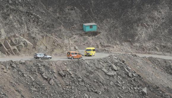 La vía ‘Pasamayito’ aún no está terminada y sujetos ya cobran un ilegal peaje a vehículos. (GEC)