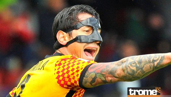 Gianluca Lapadula es atacado por hinchas de Benevento (Foto: Getty Images)