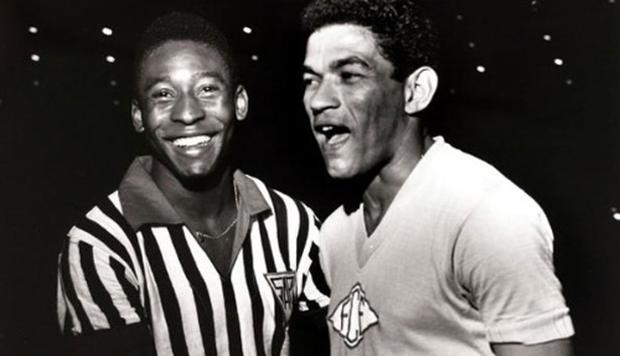 Los que lo vieron jugar a Garrincha, afirman que fue mejor que Pelé (Foto: Getty)