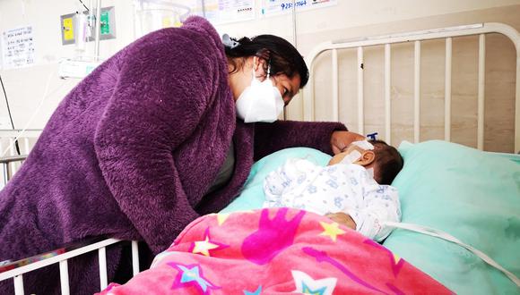 Madre del pequeño Smith, natural de Chanchamayo (Junín), quien fue operado de un cuadro de epilepsia severa agradeció a los médicos del Instituto Nacional de Salud del Niño (INSN) de Breña. (Foto INSN)