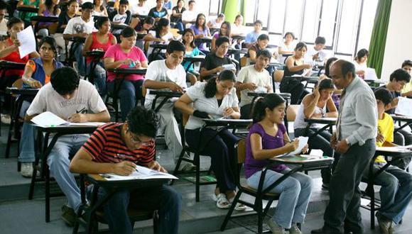 La ley precisa que “no hay límite de edad para el ingreso ni cese en el ejercicio de la docencia universitaria”. (Foto: Andina)