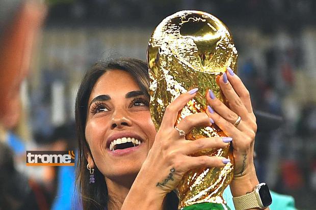Antonella Roccuzzo recibió el trofeo de manos de Lionel Messi (Foto: Getty Images)