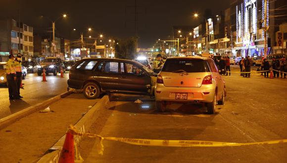 Cámaras de seguridad registraron el preciso momento en que un auto se despista y atropella a una mujer. Foto: Cesar Bueno/GEC