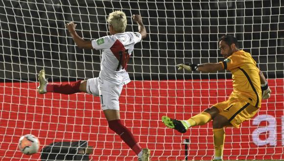 Raul Ruidíaz tuvo una situación inmejorable en el Perú vs Chile por Eliminatorias Qatar 2022. (Foto: AFP)