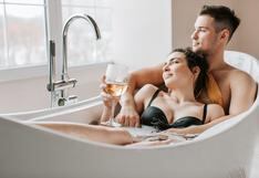 Beneficios de bañarte con tu pareja en el sexo