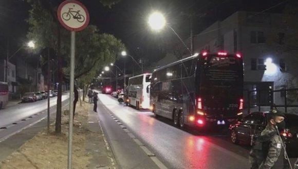 El bus de Boca Juniors al lado de la comisaría donde se declararon los hechos tras el escándalo en el Mineirao. (Foto: Difusión)