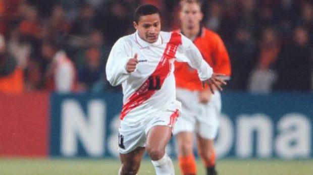 Carlos 'Kukín' Flores jugó un amistoso ante Holanda en 1998. (Foto: FPF)