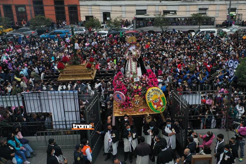 Miles participaron de las celebraciones por Santa Rosita de Lima y hasta la noche acompañaron el recorrido procesional. (Isabel Medina / Foto: Julio Reaño / Trome)