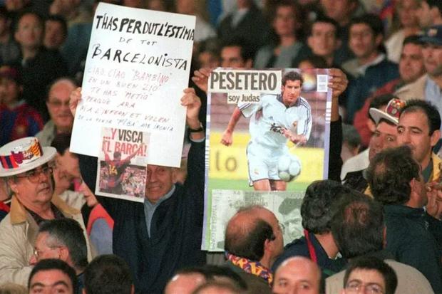 El hinchas llevaron todo tipo de pancartar al Camp Nou para mostrar su rechazo a Luis Figo. (Foto: EFE)