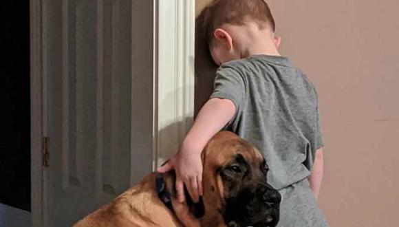 Niño y su perro comparten 'castigo' juntos. La imagen se ha viralizado en Facebook. (Foto: Jillian Marie Smith)