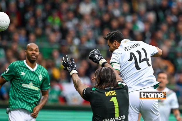 Pizarro anota gol pára el equipo de sus amigos ante Bremen (Foto: @werderbremen)