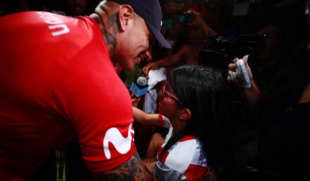 Paolo Guerrero abrazó a niña con discapacidad que lloró al conocerlo. (Fotos: Trome)
