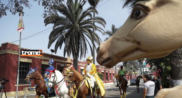 Policías realizan representación de la Bajada de Reyes en Lima. (Entrevista: Isabel Medina / Trome / Fotos: Britanie Arroyo)