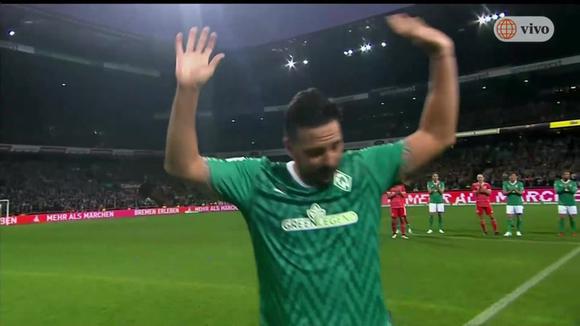 Claudio Pizarro se despide del partido y la gente le ovaciona. (Video: América Televisión)