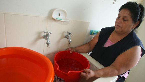 Los vecinos deberán tomar sus previsiones ante el anunciado corte del agua en zonas de Lima. (Foto: El Comercio)