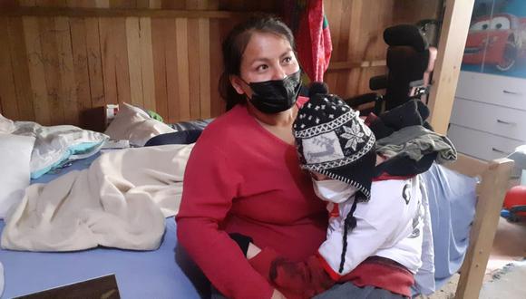 La madre de familia Medalith Podestá Santos (36). pide ayuda para continuar llevando a su hijo a terapias. (fotos: Mónica Rochabrum/Trome)