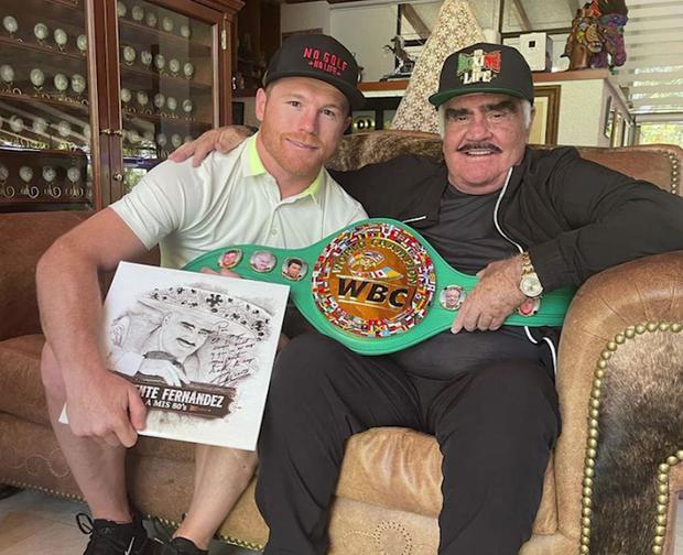 Junto al cinturón de campeón de boxeo (Foto: Vicente Fernández / Instagram)