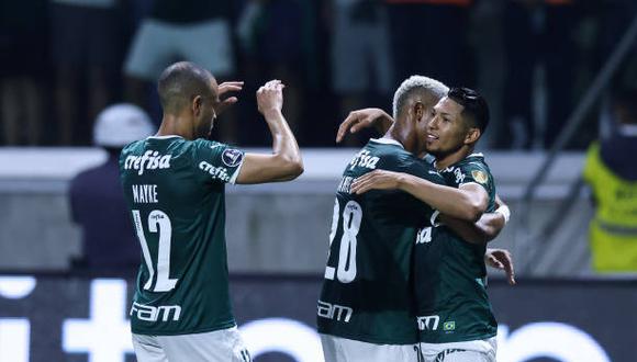 SAO PAULO, BRAZIL - JULY 06: Rony of Palmeiras celebrates with teammates after scoring his team's second goal during a Copa Libertadores round of sixteen second leg match between Palmeiras and Cerro Porteño at Allianz Parque on July 06, 2022 in Sao Paulo, Brazil. (Photo by Alexandre Schneider/Getty Images)