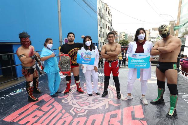 Los Gladiadores participaron en campaña de Essalud contra el cáncer de mama. Foto: Essalud.