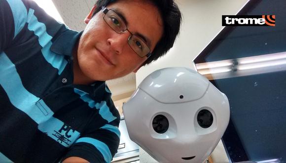 Científico peruano Dante Arroyo junto a un robot creado.