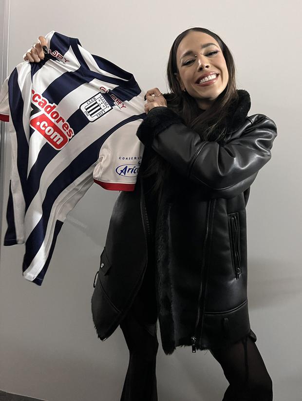 Danna Paola se muestra feliz con la camiseta de Alianza Lima. Foto: Alianza Lima.