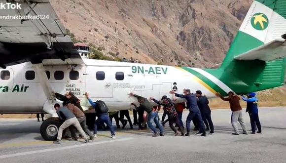 Pasajeros y trabajadores del aeropuerto nepalí ayudaron a empujar la aeronave. (Foto: khagendrakhadka6124/Tiktok)