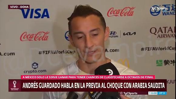 Andrés Guardado defiende a Lionel Messi