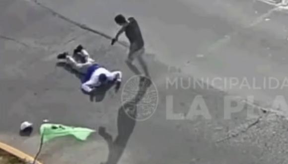 Momento preciso que un joven de 25 somete a un delincuente en La Plata. (Foto: captura YouTube)