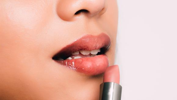 El truco para pintarse los labios sin mancharse los dientes. (Foto: Pexels)