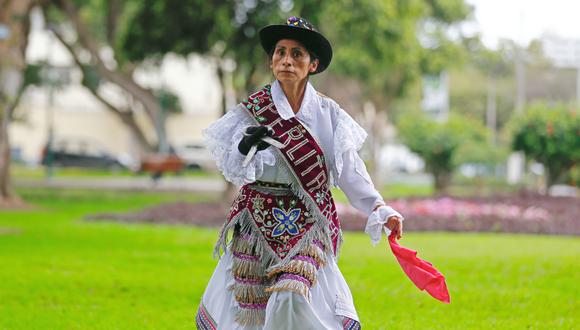 Cuida ancianitos y difunde el baile ancestral de las tijeras por todo el Perú. Foto: Hugo Curotto.