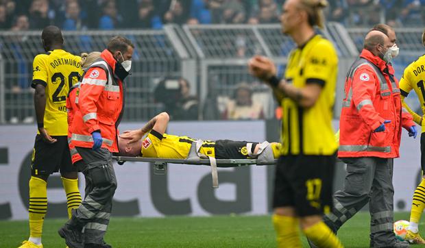 Reus saliendo lesionado en setiembre pasado con el Dortmund (Foto: EFE)