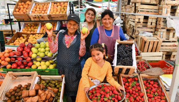 Abuelita, mamá, hija y nieta son las reinas de las frutas en mercado de Santa Anita