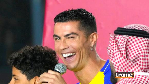 Cristiano Ronaldo sonríe durante su presentación con Al Nassr (Foto: AP)