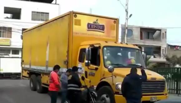 Policía recupera camión y cajas de cervezas que fueron robados por delincuentes en Santa Anita. (Captura: América Noticias)