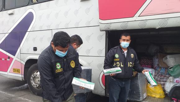 Cigarrillos de contrabando estaban escondidos en bodega de un bus interprovincial.