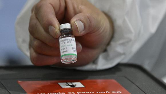 Presidente Francisco Sagasti confirmó que llegará al Perú medio millón de dosis de la vacuna contra el COVID-19 del laboratorio chino. (Foto de Aizar RALDES / AFP).