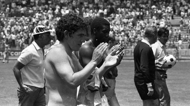 Ramón Mifflin y la camiseta de Pelé, luego del partido en el Mundial México 70. FOTO: Archivo Histórico El Comercio.