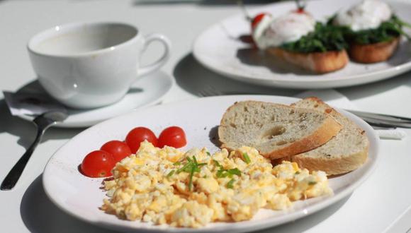 Los huevos revueltos se pueden acompañar de pan, tostadas o ensalada. (Foto: aedrozda / Pixabay)