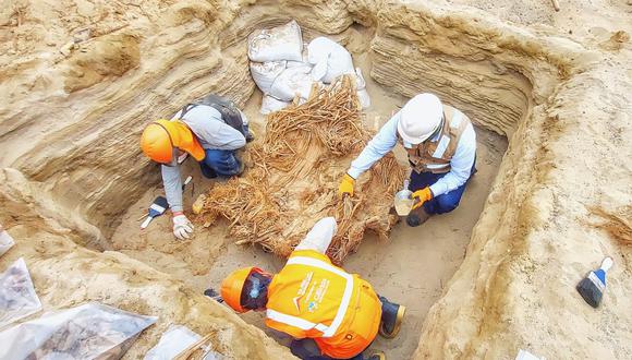 La empresa de gas natural encontró entierros prehispánicos mientras instalaba sus conexiones en el distrito. (Foto: Cálidda)