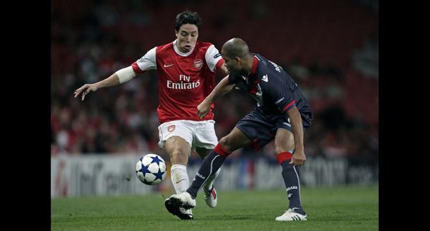 Arsenal's French player Samir Nasri (L) vies with Sporting Braga's Peruvian player Alberto Rodriguez during a UEFA Champions League group H football match at The Emirates stadium in London, England, on September 15, 2010. AFP PHOTO/IAN KINGTON
