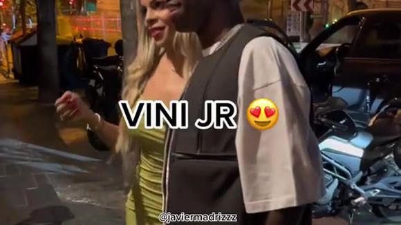 Vinícius Junior en el preciso momento que empuja a hincha para sacarse foto con mujeres  (video: @javiermadrizzz)