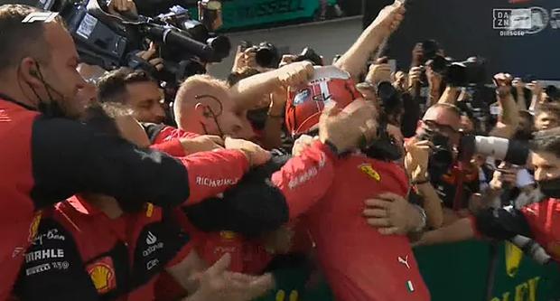 Festejan el triunfo en la escudería Ferrari  (@fórmula1)
