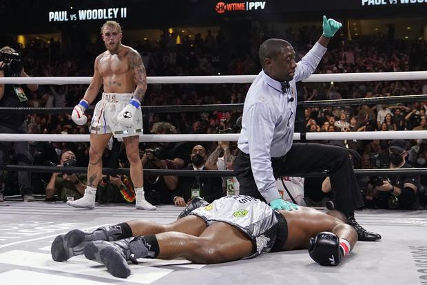Jake Paul quiso dejar en claro su dominio sobre el excampeón del UFC, Tyron Woodley y en este segundo enfrentamiento, lanzó un potente volado de derecha, que terminó por poner a dormir a su oponente. (Foto: Agencias)