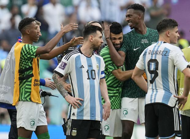 El contraste de la felicidad de los jugadores asiáticos y la desazón de los argentinos. (AP/Natacha Pisarenko)