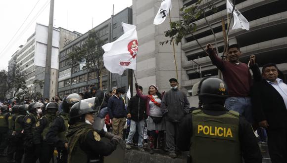 Diversos colectivos a favor y en contra del gobierno de Pedro Castillo se ubican en la avenida Abancay. Foto: GEC