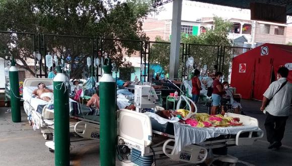 Piura: Sacan al aire libre a pacientes de hospital de Sullana donde estuvo internado unos días anciano fallecido por coronavirus para desinfectar instalaciones.