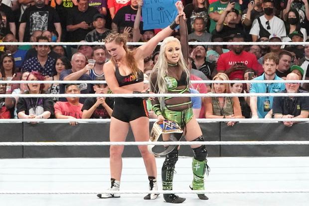 Ronda Rousey reconoció el triunfo de Liv Morgan. (WWE Corporation)